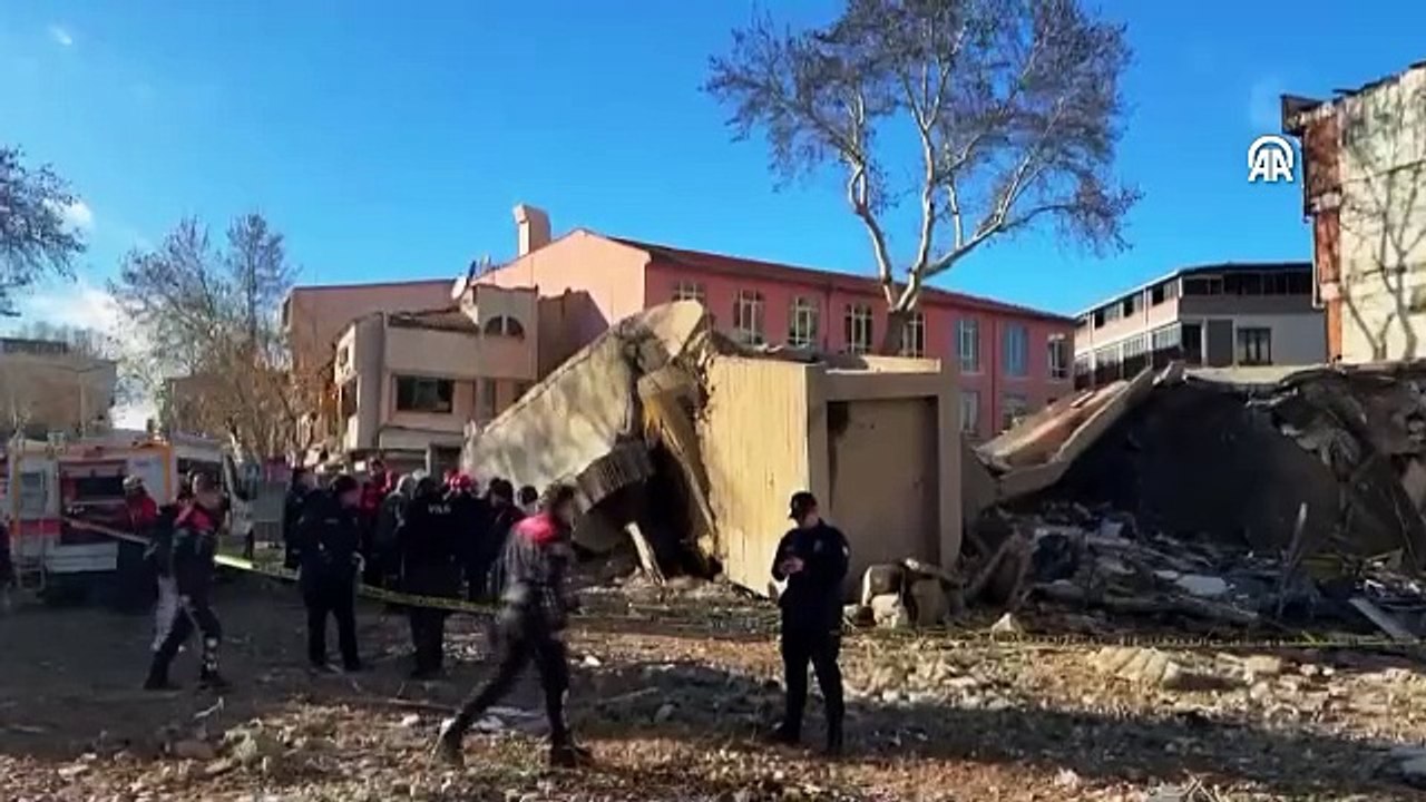 🔴Uşak'ta yıkımı yapılan binanın iş makinesinin üzerine çökmesi sonucu bir kişi enkaz altında kaldı, kurtarma çalışması başlatıldı.