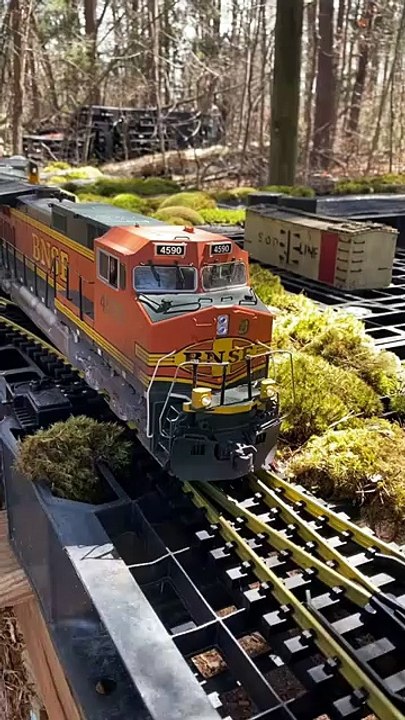 BNSF & UP Dash 9âs Running Light