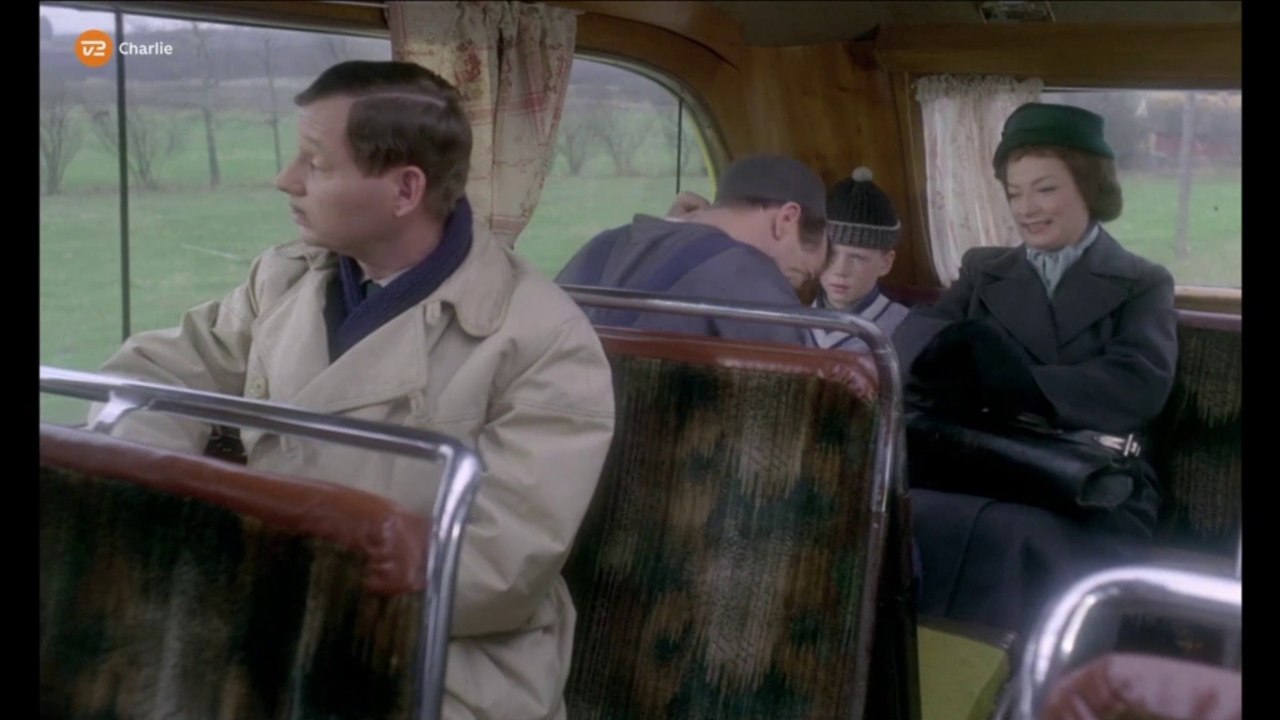 Dirch Passer prøver forskellige hatte i filmen - BUSSEN | 1963 | TV2 CHARLIE
