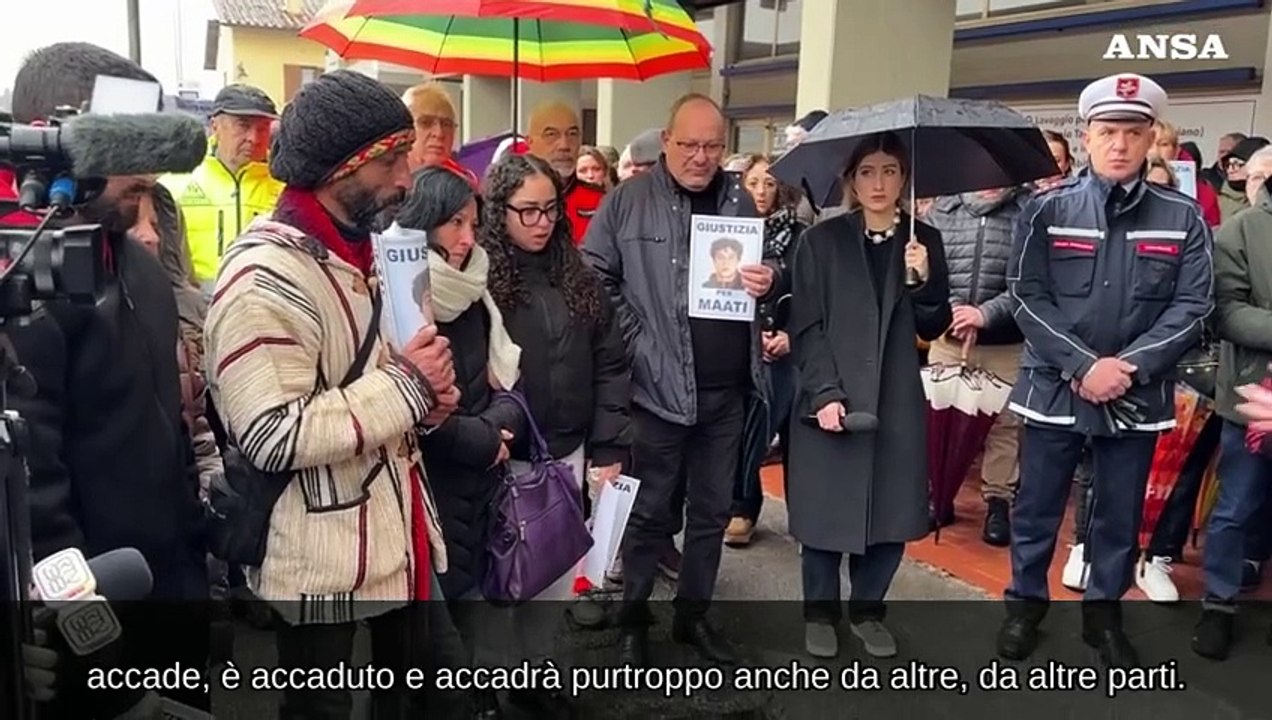 Campi Bisenzio, il padre di Maati Moubakir prega dove hanno ucciso il figlio