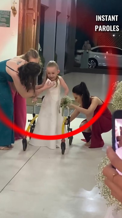 Cette petite fille atteinte de paralysie marche pour la 1ère fois le jour du mariage de ses parents