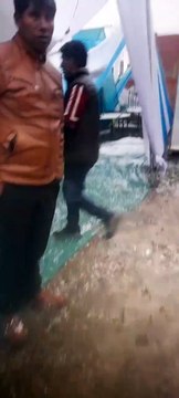 El evento tuvo lugar en un ambiente al aire libre, el peso por la acumulación del granizo venció los pilares que estaban instalados de manera improvisada; quedaron en botados en el suelo junto a las bolas de hielo que continuaban cayendo.