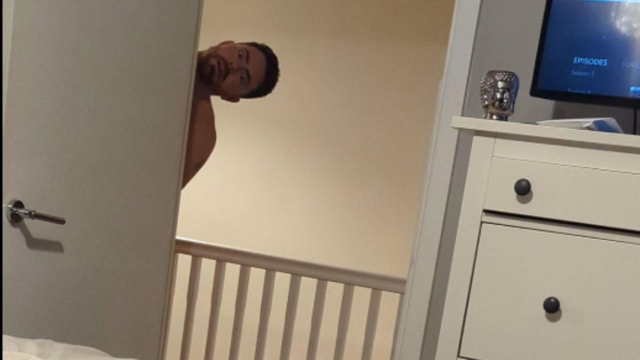Spontaneous antics: Fun-loving husband spins around in hilarious home performance