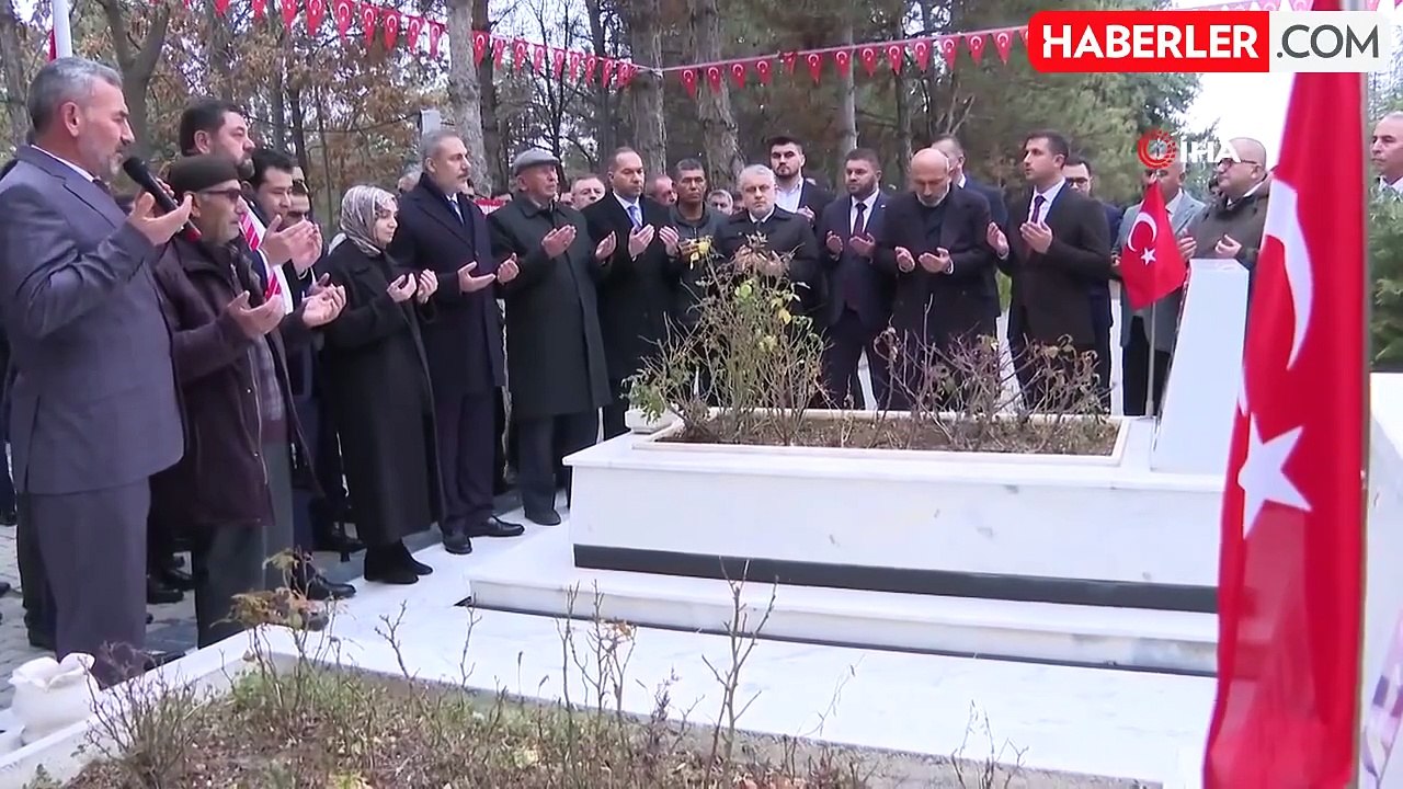 Bakan Fidan, Şehit Astsubay Ömer Halisdemir'in kabrini ziyaret etti