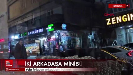 İstanbul'da yola fırlayan arkadaşını tutmak istedi; iki arkadaşa minibüs çarptı