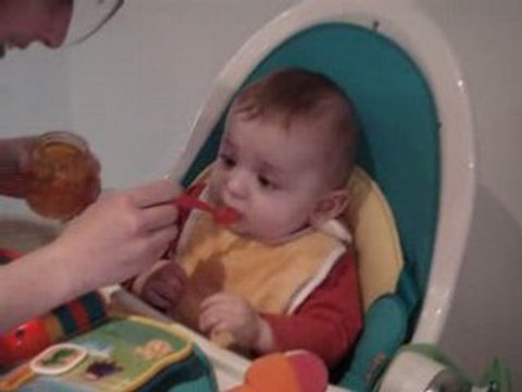 1ère cuillère de carottes ! 5 mois 1/2