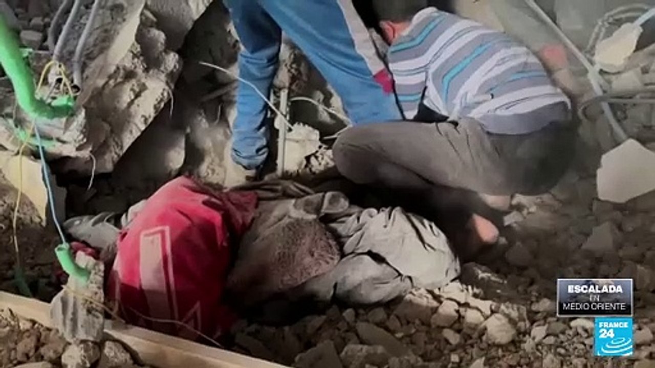 Palestinos buscan bajo los escombros a sus familiares tras ataque israelí en Ciudad de Gaza