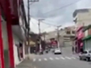 Suspeito é arrastado no asfalto por PMs durante perseguição