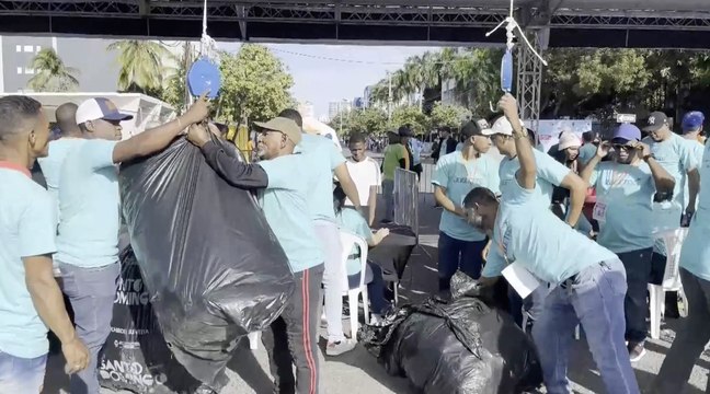 Niños dominicanos reciben juguetes en iniciativa para fomentar el reciclaje