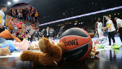 Aficionados del Partizan lanzan peluches a la duela para ser donados a niños en los hospitales