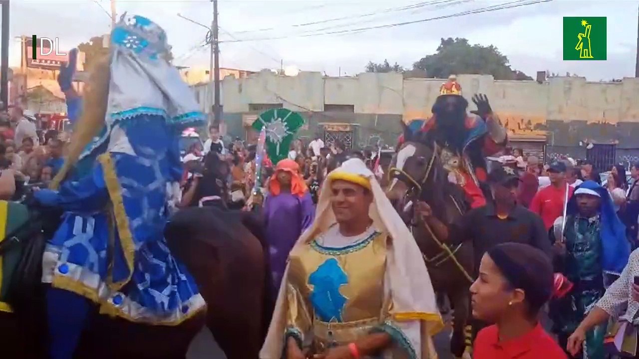 Se inicia el desfile de los Reyes Magos por el centro histórico de Santo Domingo