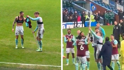 Jugadores de Burnley 'roban' el banderín del córner después de ganar al Blackburn en casa y la afición reacciona