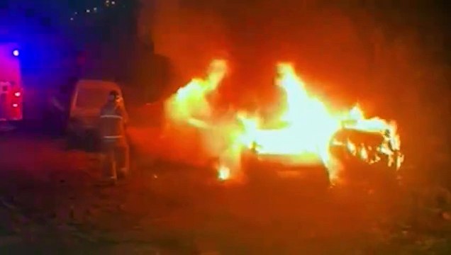 Incêndio ateado em mato consome veículos estacionados em lote no Cascavel Velho