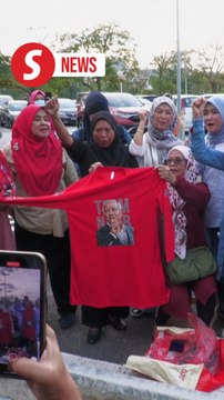 Crowds begin to gather in front of POJ ahead of Najib's 'royal addendum' appeal hearing