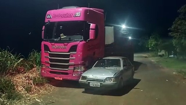 Condutor abandona Escort após bater contra caminhão no Nova Cidade