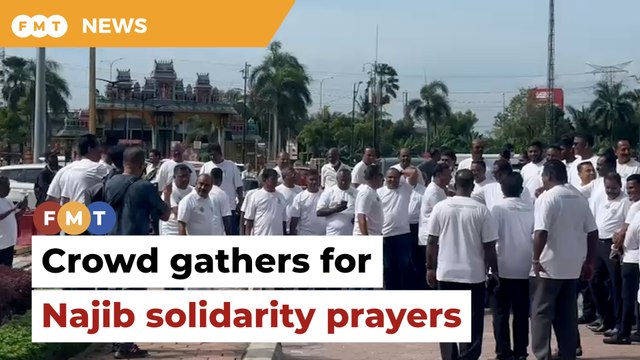Crowd gathers for Najib solidarity prayers at Batu Caves