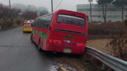 통근버스 빙판길 미끄러져 난간 충돌...44명 구조 / YTN