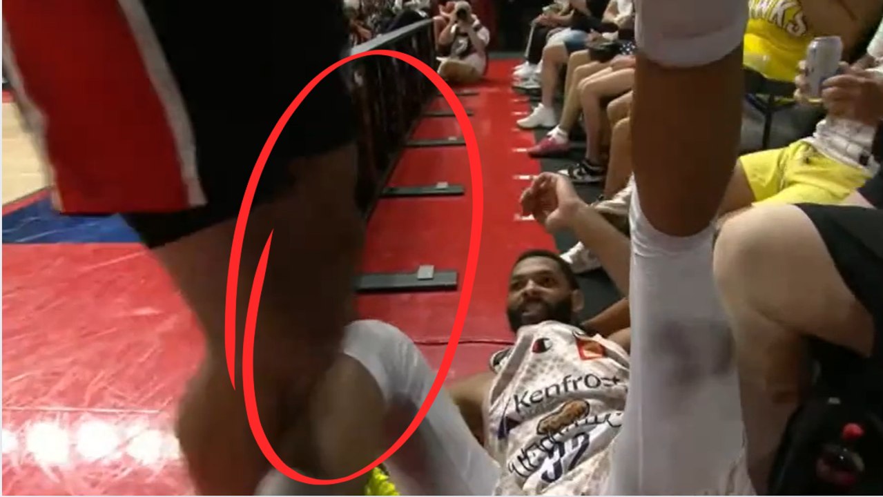 Illawarra Hawks player Will Hickey kicks Cairns Taipans opponent