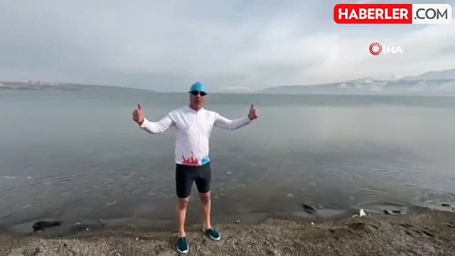 Dondurucu Soğukta Van Gölü'nde Yüzüyorlar