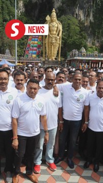 Hundreds of MIC members gather at Batu Caves in support of Najib