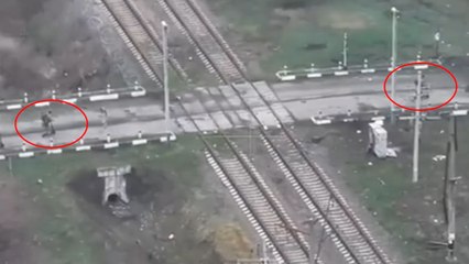 Soldados rusos se mueven en patinete eléctrico por la escasez de tanques