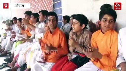 क्रिकेट में 'संस्कृति' का तड़का, धोती-कुर्ता पहन फील्ड पर उतरे खिलाड़ी, संस्कृत में कॉमेंट्री