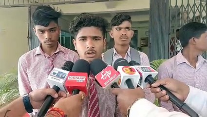 शौचालय साफ करने से नाराज छात्रों ने कलेक्टर को सौंपा ज्ञापन।