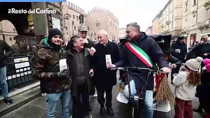 La Befana a Bologna: il sindaco la porta sul trishow con il cardinale Zuppi