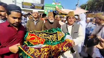 813 उर्स-: जम्मू कश्मीर के मुख्यमंत्री उमर अब्दुल्ला और नेशनल कांफ्रेंस के सदर डॉ फारुख अब्दुल्ला की ओर से दरगाह में पेश हुए चादर