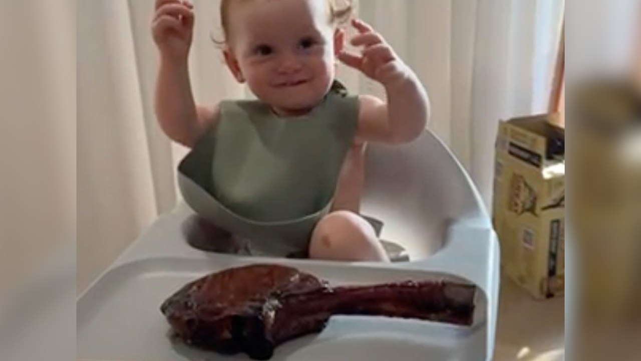 Kleinkind feiert seinen ersten Geburtstag mit Tomahawk-Steak