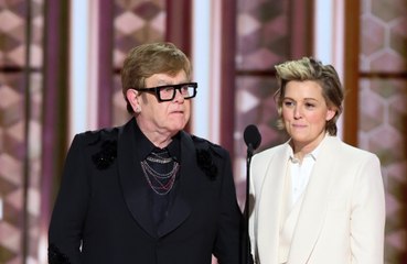 Sir Elton John mocks his sight loss at the 2025 Golden Globe Awards