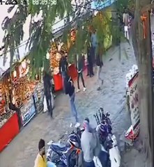 महाकाल मंदिर के सामने दुकानदारों ने एक दूसरे पर बजाए लट्ठ