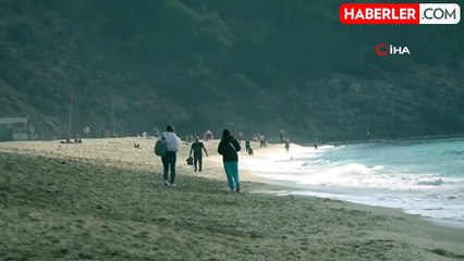Alanya'da Turistler Sıcak Havada Plajda Keyif Sürdü