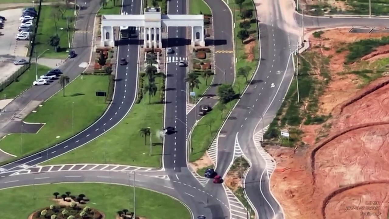 Assalto termina com perseguição e capotamento; VÍDEO