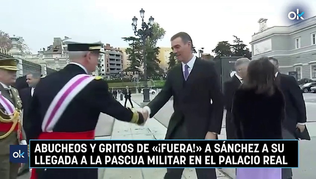 Abucheos y gritos de «¡Fuera!» a Sánchez a su llegada a la Pascua Militar en el Palacio Real