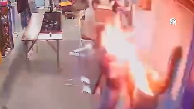 Sobaya tiner döktü yüzü alevler içinde kaldı! Dehşet anları kamerada