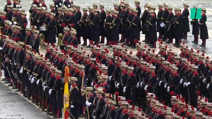 Leonor y los reyes se bajan del coche para saludar a Sánchez