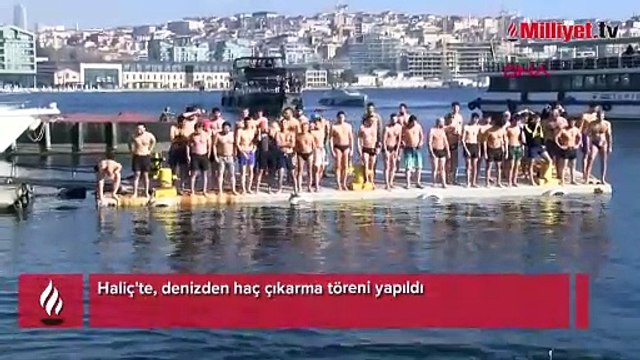 Haliç'te haç çıkarma töreni! Onlarca kişi denize atladı