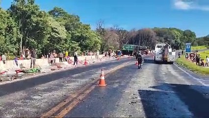 Caminhão carregado com bebidas tomba na BR-277 em Nova Laranjeiras