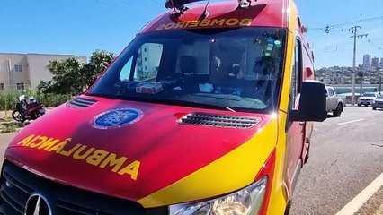 Colisão entre motos deixa mulher ferida na Avenida Brasil