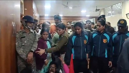 আবাস যোজনা দুর্নীতি সহ একাধিক অভিযোগ তুলে মীনাক্ষীর বিডিও অফিস অভিযান! তৃণমূল সম্পাদকের সঙ্গে বচসা