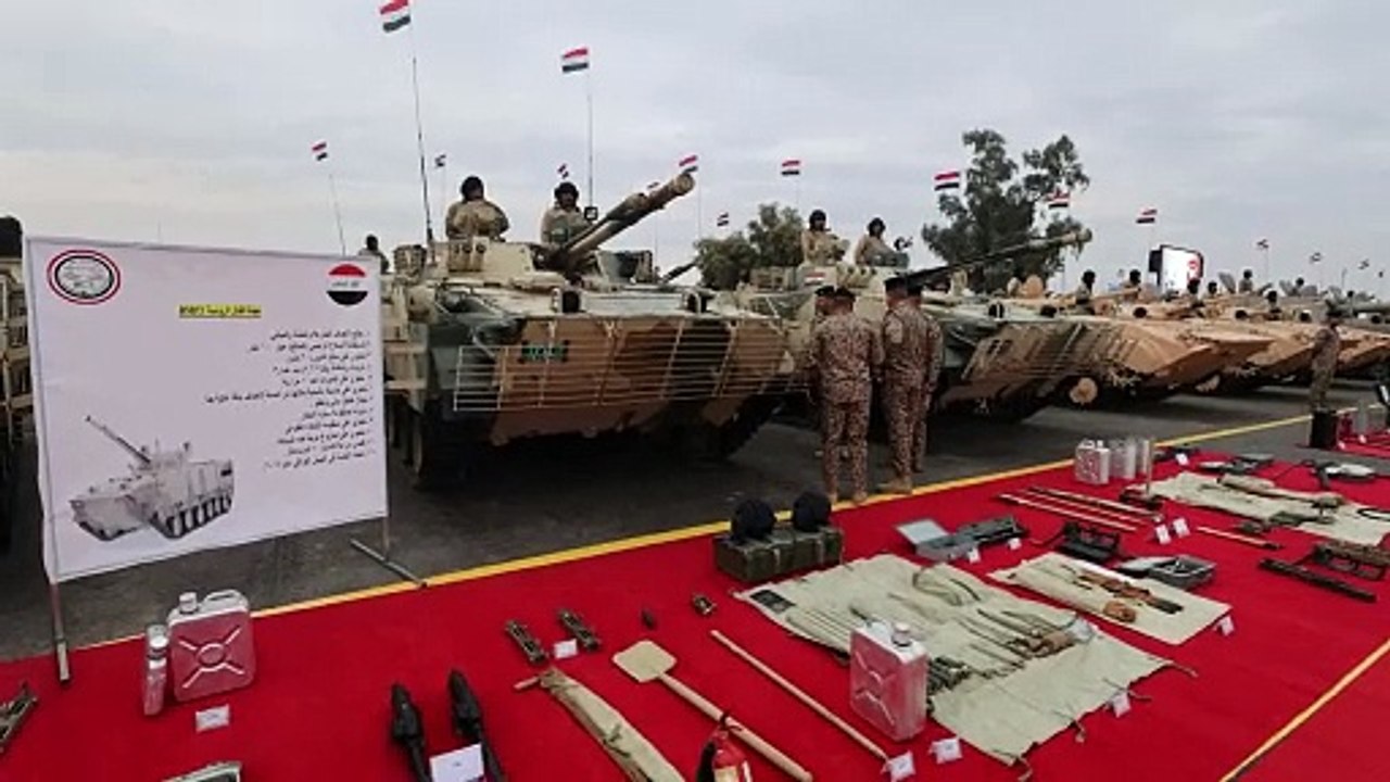 عرض عسكري في بغداد احتفالا بمرور 104 أعوام على...
