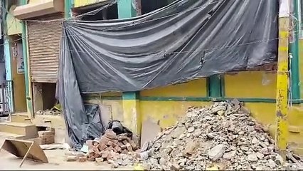 मुसलमानों में योगी के बुलडोजर का डर, खौफ के चलते खुद ही तोड़ रहे नाले पर बने मस्जिद के अवैध निर्माण को, मुस्लिम बोले किसी का दबाव नहीं खुद तोड़ रहे अवैध अतिक्रमण