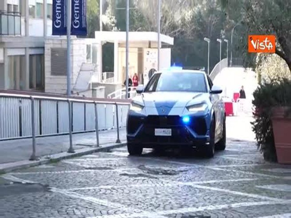 La Befana della Polizia arriva in Lamborghini per i piccoli pazienti del Gemelli di Roma