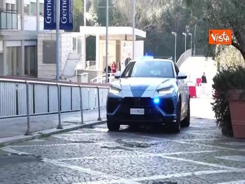 La Befana della Polizia arriva in Lamborghini per i piccoli pazienti del Gemelli di Roma