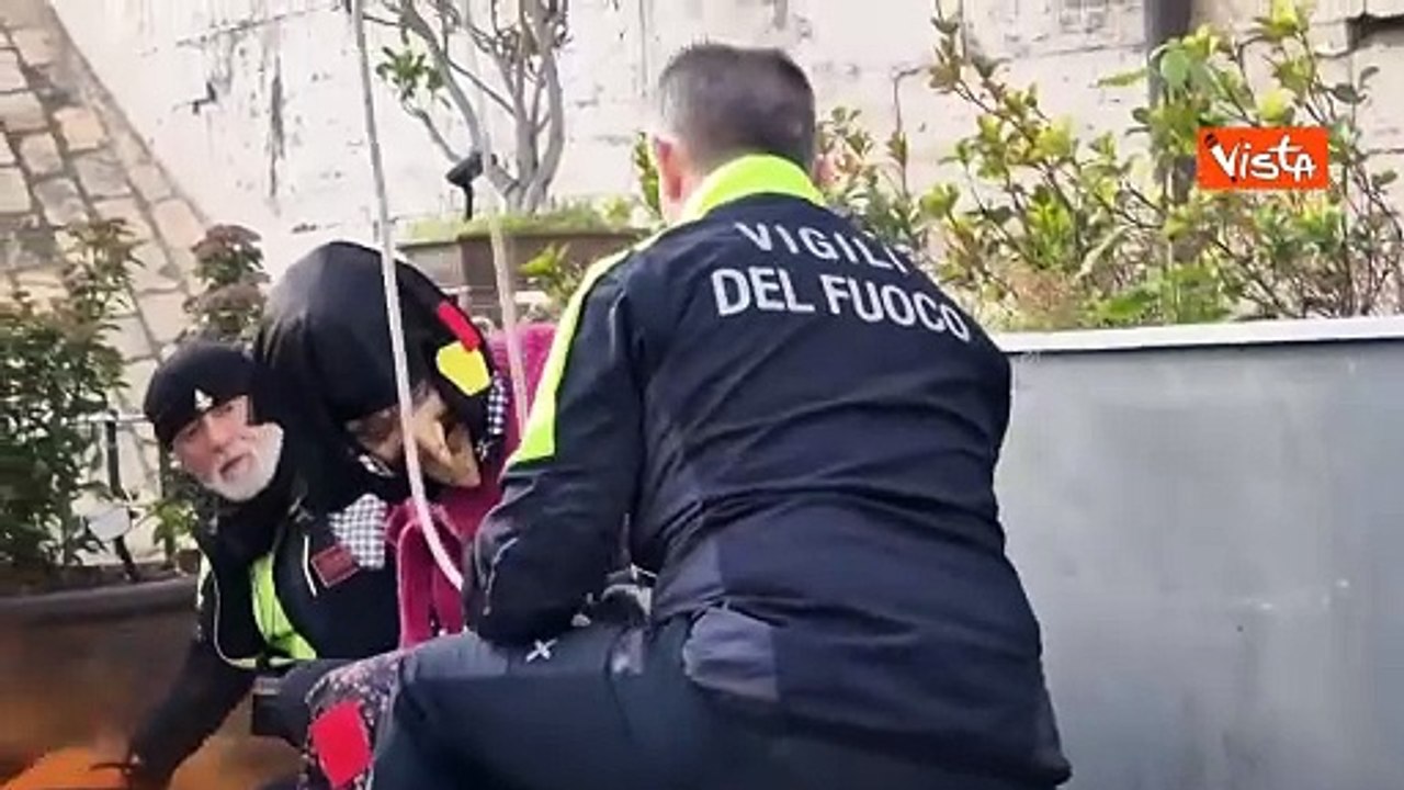 La Befana arriva dal cielo in piazza Navona per la gioia dei bambini