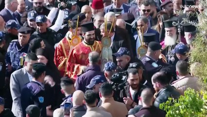المسيحيون الأرثوذكس يحيون قداس عيد الميلاد في بيت لحم.. أجواء من الحزن والتأمل بسبب الحرب