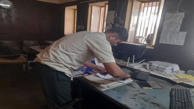 रोडवेज बस स्टैण्ड पर नहीं मिलता टिकट, बसों के आवागमन की जानकारी देने वाले भी नहीं