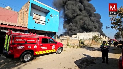 Se incendia fábrica de plásticos en Tonalá; rescataron a dos cachorros