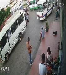 Video: Antisociales en moto le arrebatan el celular de las manos a un hombre en plena vía